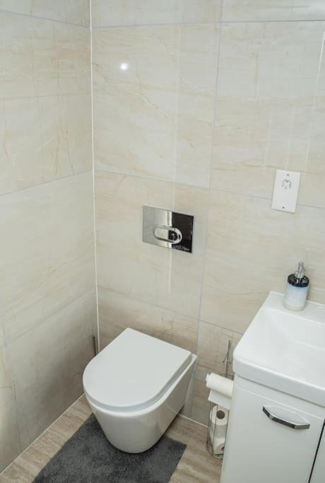 Aylesbury Studio Apartment 6 With Parking Экстерьер фото