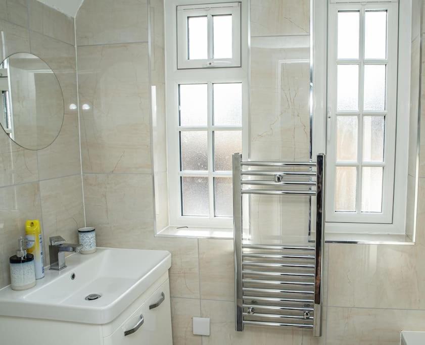 Aylesbury Studio Apartment 6 With Parking Экстерьер фото